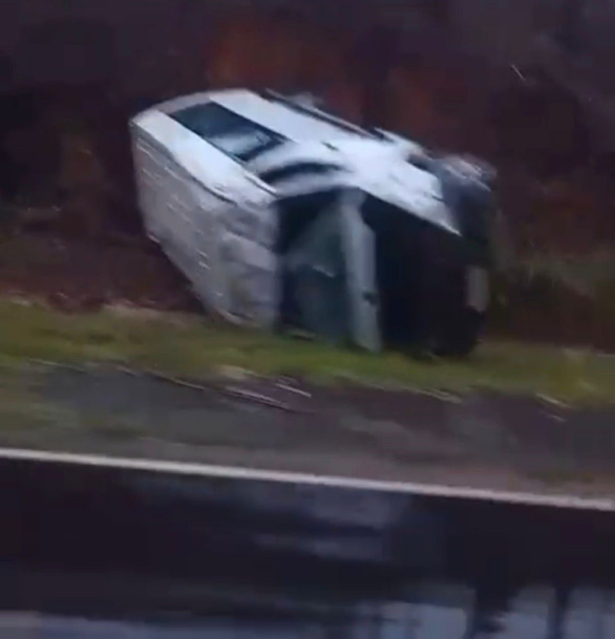 Van que transportava pacientes que voltavam de exames capota na BR-267