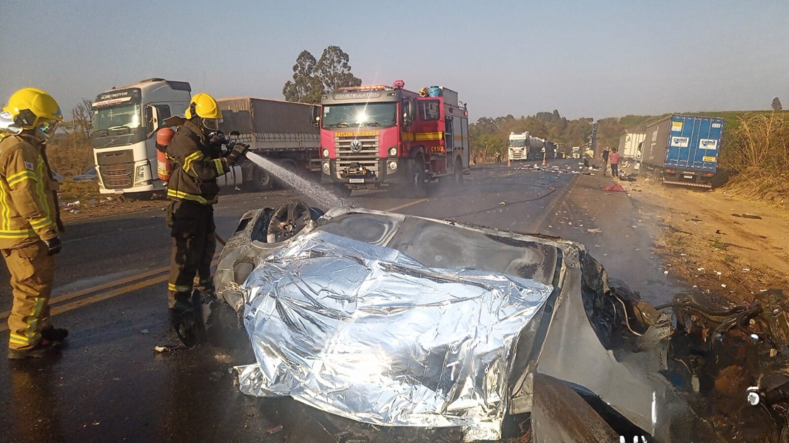 Acidente entre dois carros e um caminhão deixa 4 mortos na BR-365, em Patrocínio