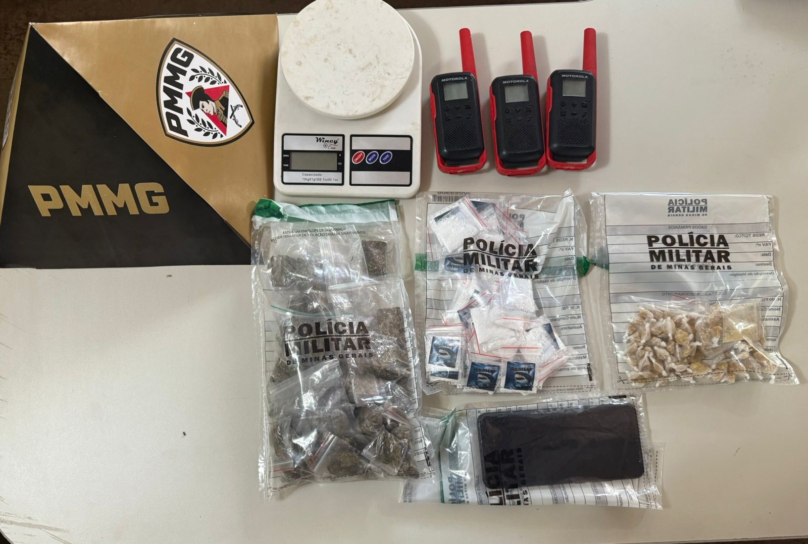 PM apreende drogas após denúncia de que casa era usada para o tráfico e tinha escolta de homens armados