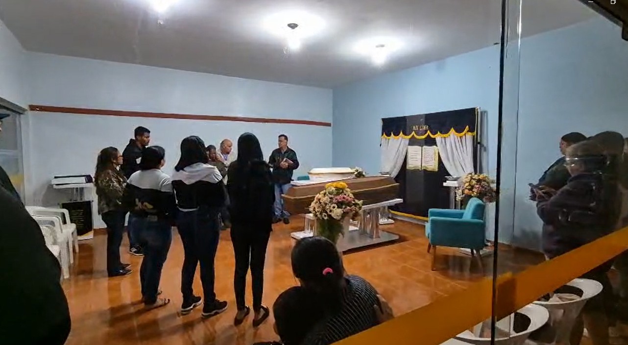Caixões fechados e tristeza: mãe e bebê mortas e carbonizadas por homem são veladas em MS 