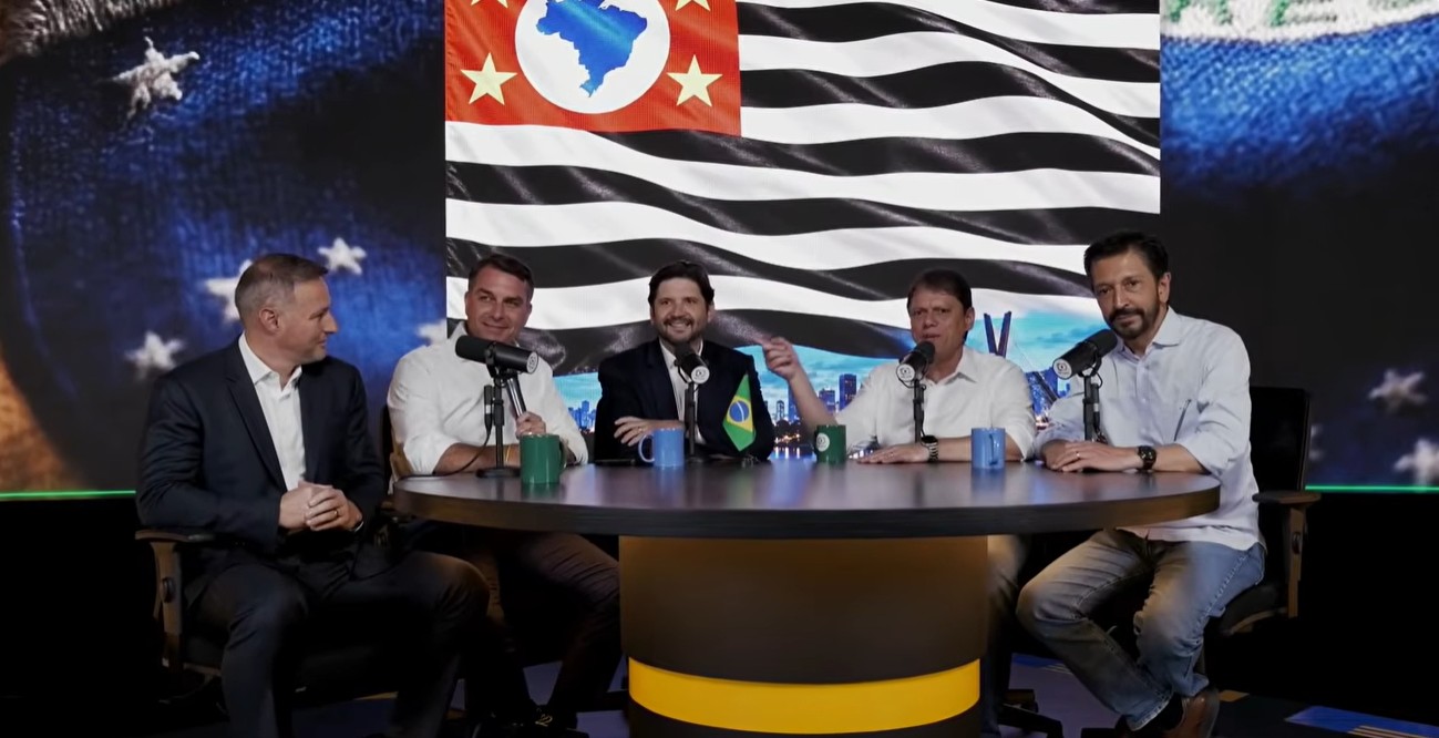 Flávio Bolsonaro reúne aliados em 'superlive' dias após campanha de Lula pedir suspensão de sua TV Celular no TSE