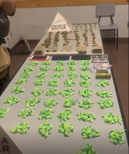 Casal é preso em casa com maconha e mais de 650 porções de cocaína em Tupaciguara