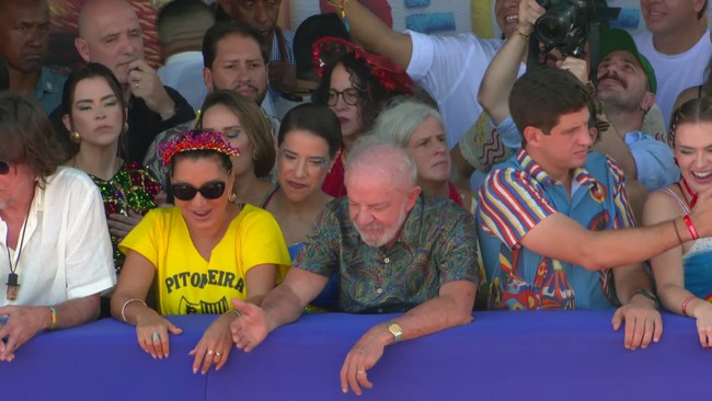 Bloco leva mensagem contra violência às mulheres no carnaval de Fernando de Noronha