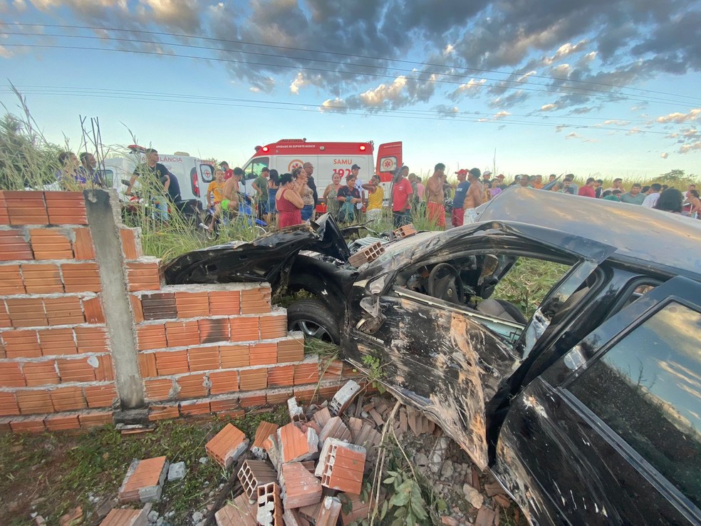 Motorista perde controle e bate carro contra muro na PI-301, em Cocal — Foto: Divulgação/PMPI