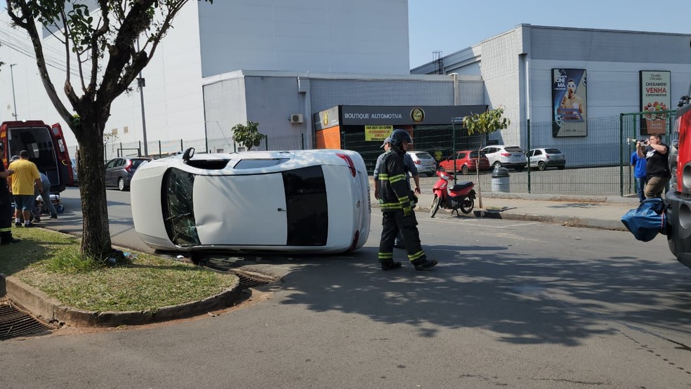 Jornalistas morrem em capotamento de carro, em Cascavel, Oeste e Sudoeste