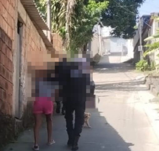 Mãe e filho são resgatados após serem mantidos em cárcere privado pelo tráfico de drogas no RJ