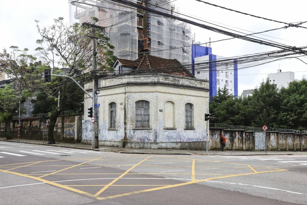 Casa onde Dalton Trevisan morou por mais de 60 anos vai virar espaço cultural em Curitiba 