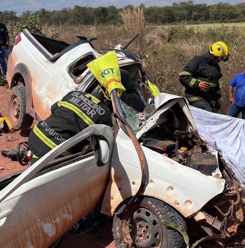 Vítima ficou presa às ferragens — Foto: Corpo de Bombeiros