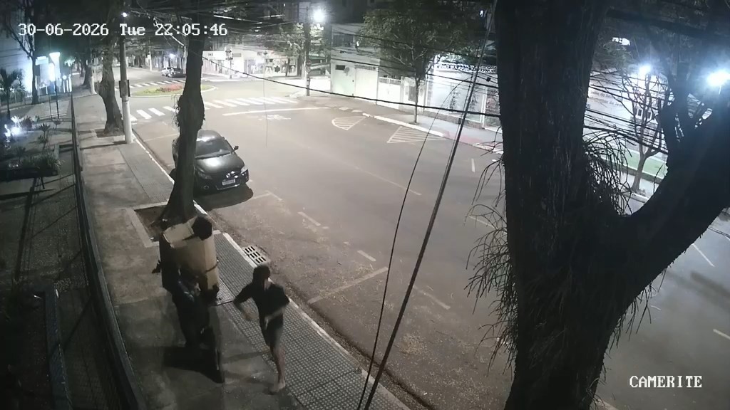 VÍDEO: Homem é perseguido e morto a facadas em calçada de Vitória; suspeito fugiu
