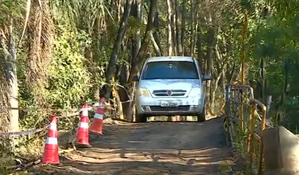Buracos e falta de segurança: sem ponte oficial, moradores de bairro rural usam passagem alternativa para acessar Centro de Rafard 