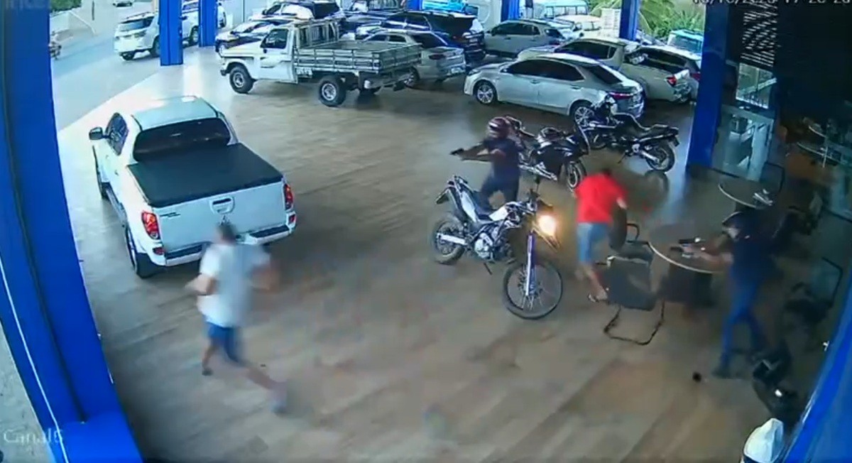 VÍDEO: Empresário é executado a tiros em loja de carros no RN; policial à paisana reage e mata criminoso