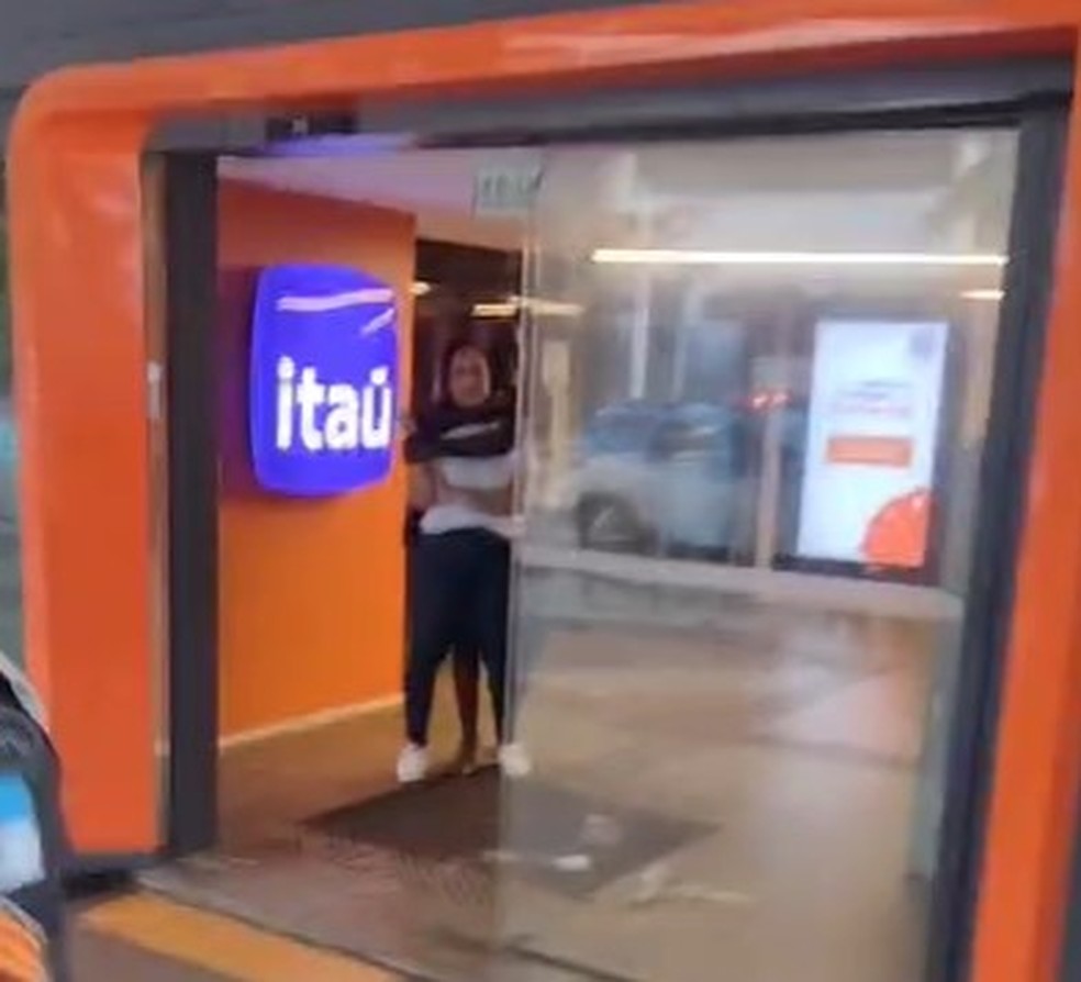 Mulher é feita refém em agência bancária no Leblon — Foto: Reprodução