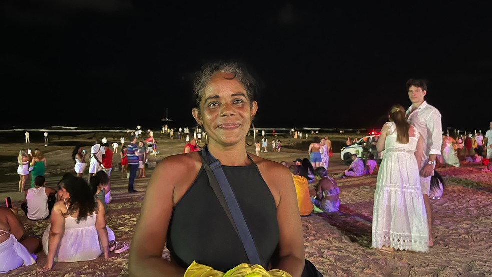 A catadora de recicláveis Josefa Santana passou o Réveillon na praia pela primeira vez — Foto: Fernanda Soares/g1