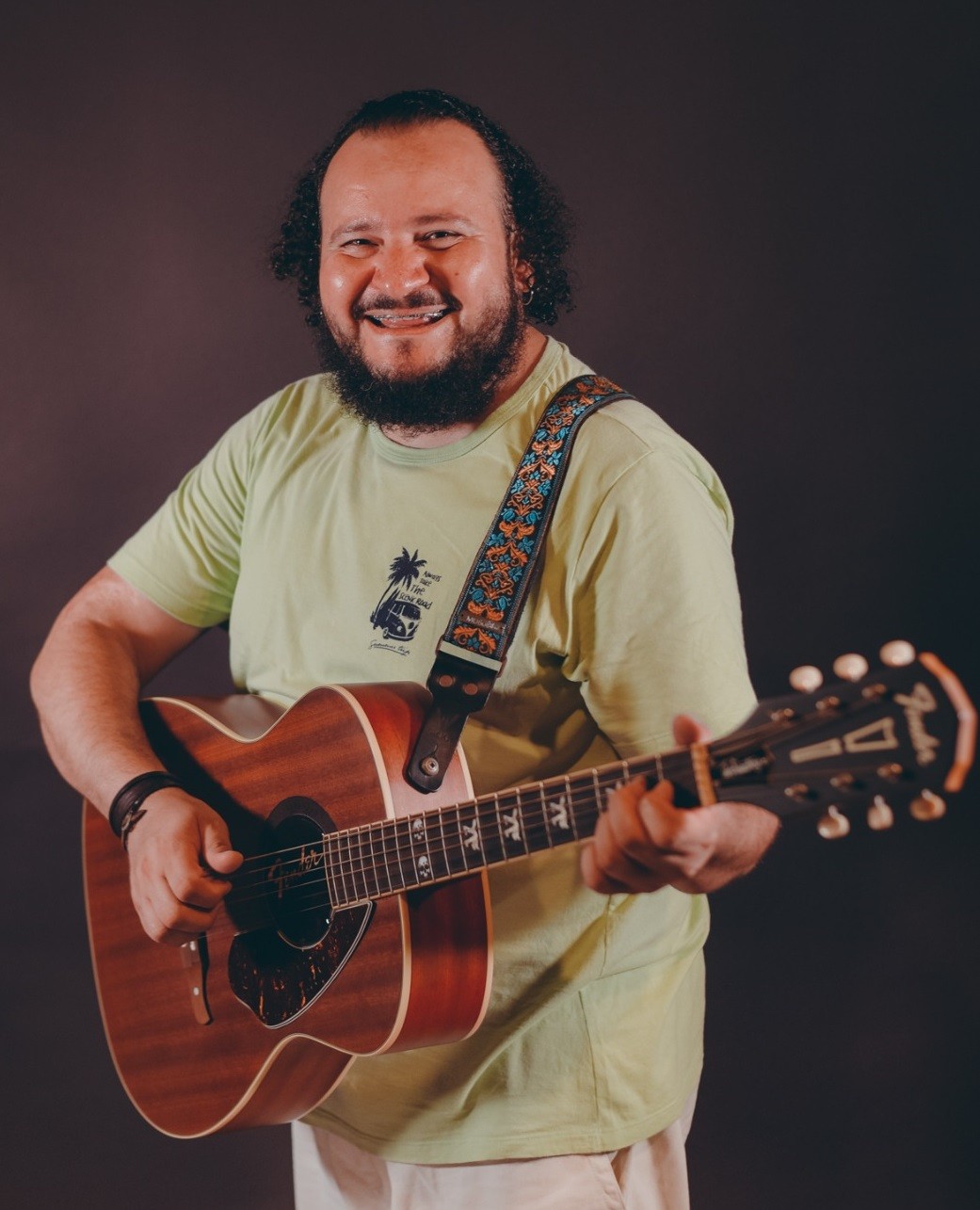 Com presença de cantor prudentino, show de reggae reúne groove, percussão e sopros que remetem à brisa do litoral 