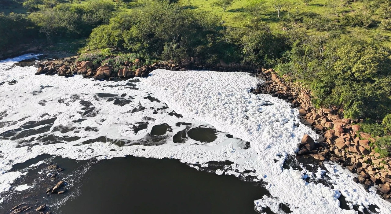 Espuma no Rio Tietê em Salto: entenda como resíduo afeta a natureza e quais medidas poderiam ser adotadas