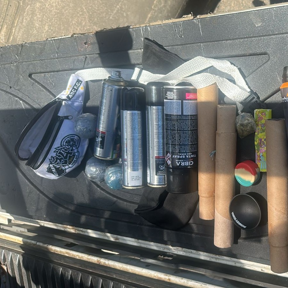 Grupo portava artefatos caseiros de fabricação artesanal — Foto: Reprodução/Redes Sociais