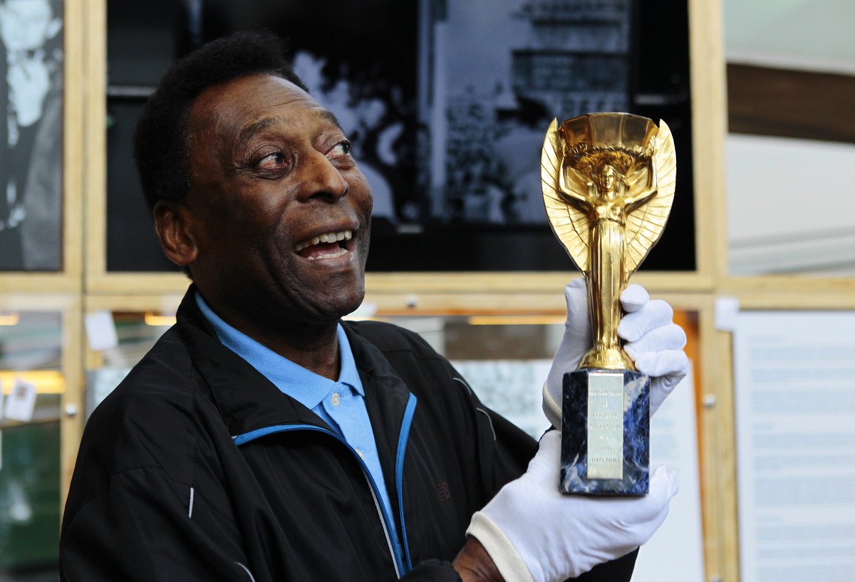 Da caixa de engraxate à coroa: Museu Pelé reúne peças únicas do Rei do ...