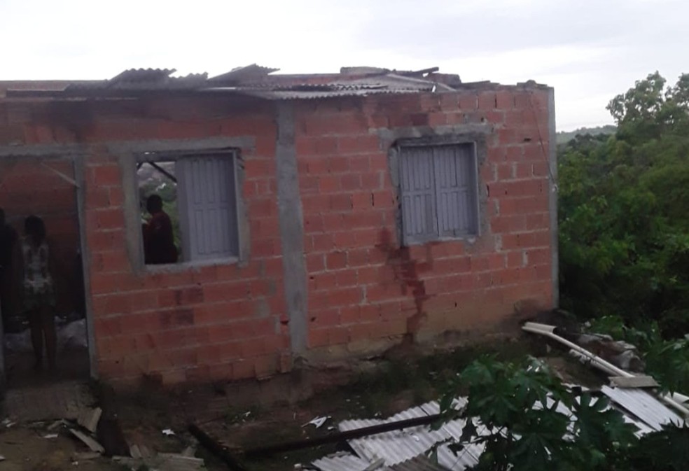 Vento derruba telhado de casa em Maruim � Foto: Defesa Civil