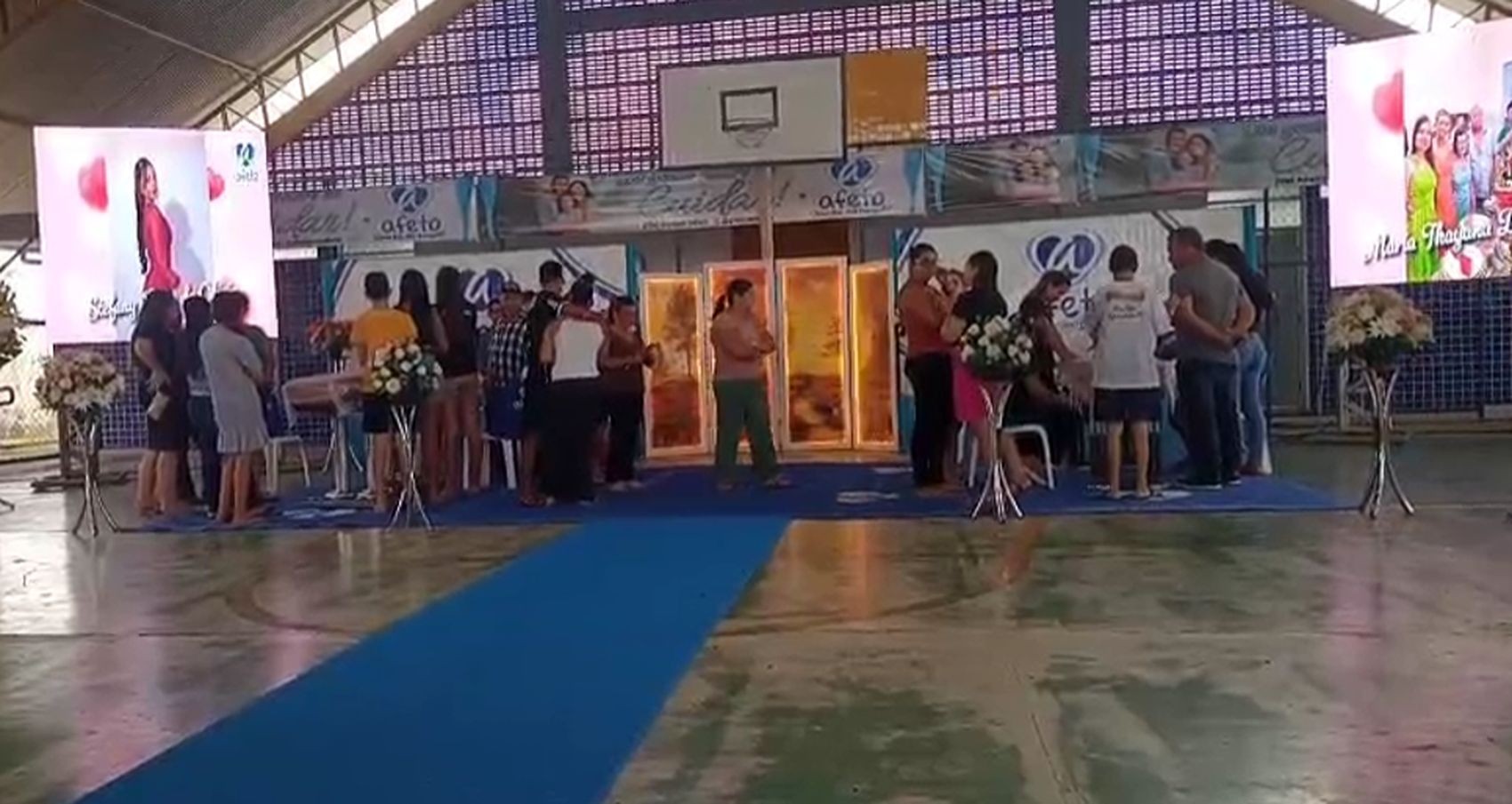 Familiares e amigos se despedem de jovens que morreram em acidente em Itabaianinha