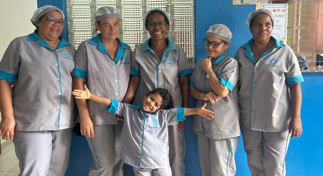 Menina de Sorocaba realiza sonho ao ganhar uniforme igual ao das funcionárias da limpeza da creche