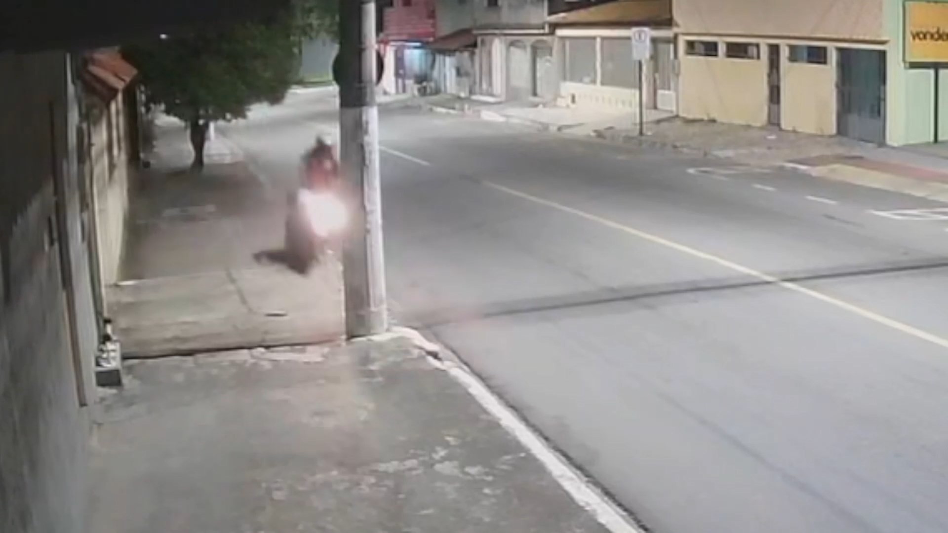 VÍDEO: Motociclista morre ao bater em poste em Vila Velha