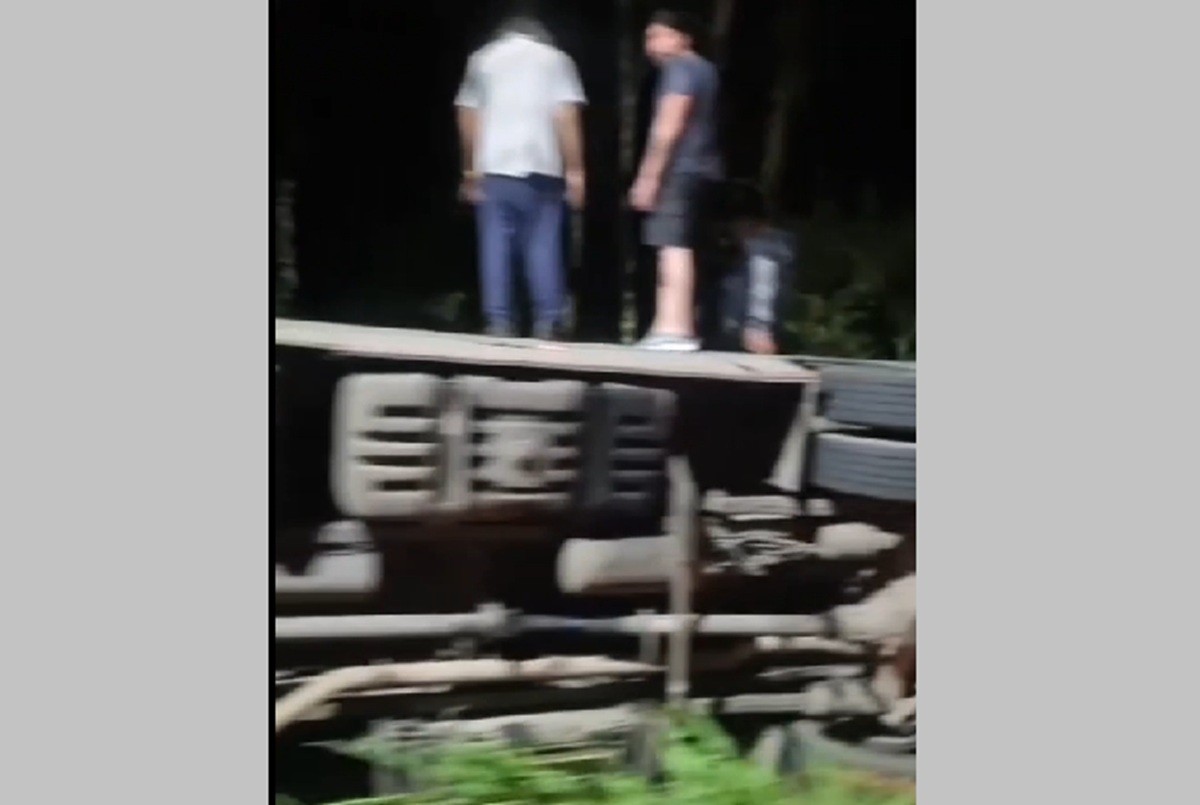 Ônibus sai da estrada e tomba em córrego na região do Moinho Preto, em Petrópolis