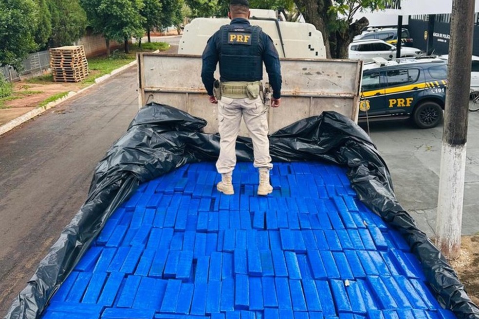 A equipe realizou a vistoria no reboque e encontraram vários tabletes de maconha escondidos embaixo de uma lona — Foto: PRF