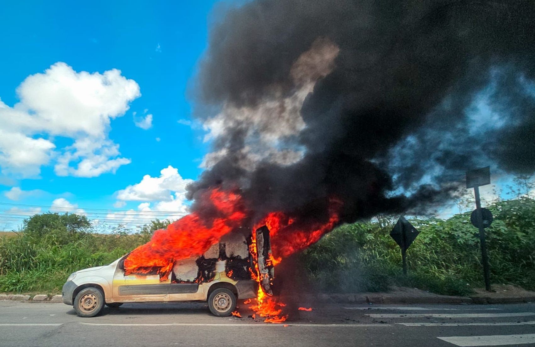 Ambulância pega fogo na BR-235 em Aracaju