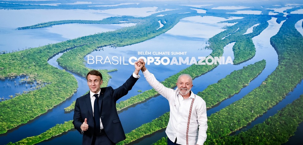 Lula e Macron posaram para fotos na Cúpula dos Líderes, em Belém — Foto: Ricardo Stuckert/ PR