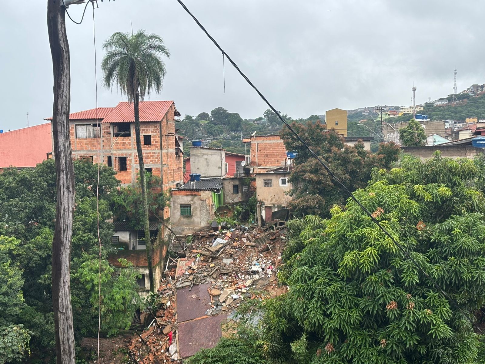 Bombeiros encerram buscas em local onde casa desabou em BH e descartam quarta vítima