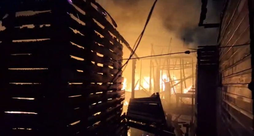 Polícia investiga se incêndio que atingiu 4 casas em Macapá tem relação com emboscada 