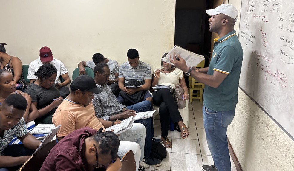 Guerby Sainte é doutorando na Unicamp e lidera uma associação que atua no acolhimento e na integração de imigrantes haitianos que chegam à região de Campinas, incluindo aulas de português — Foto: Fernando Evans/g1