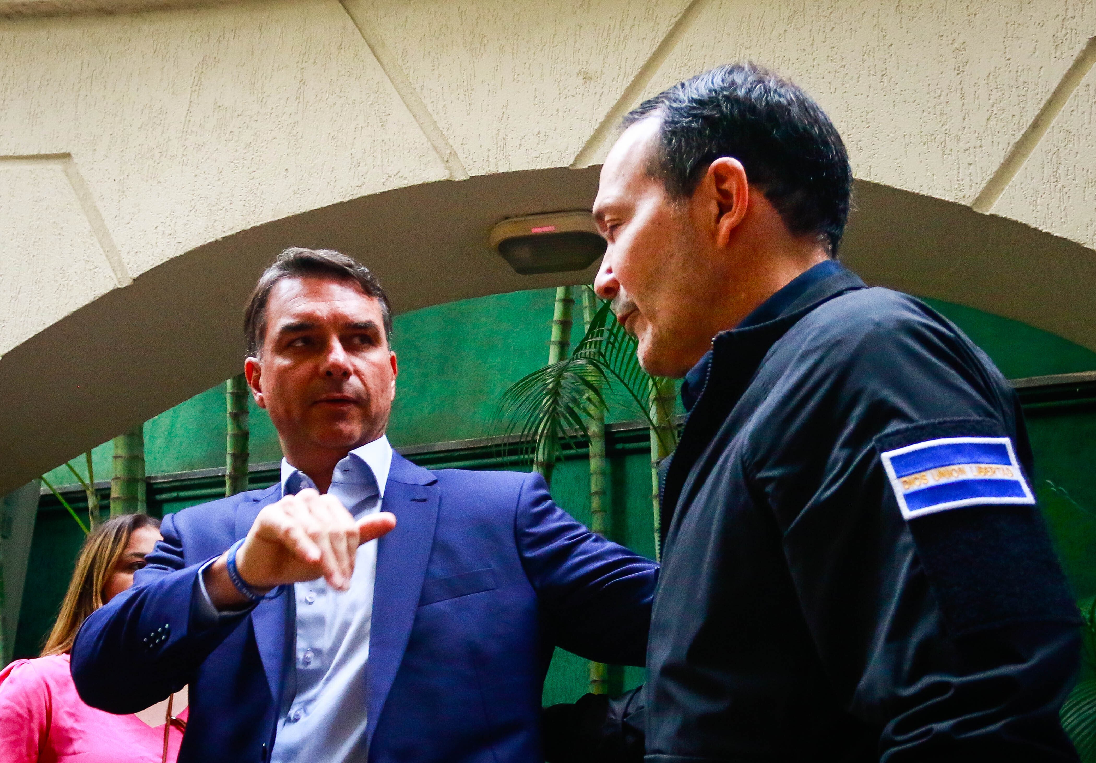 Flávio encontra ministro de Bukele em SP, ignora violações em El Salvador e defende mais prisões: 'tem pouco preso no Brasil, tinha que ter mais'