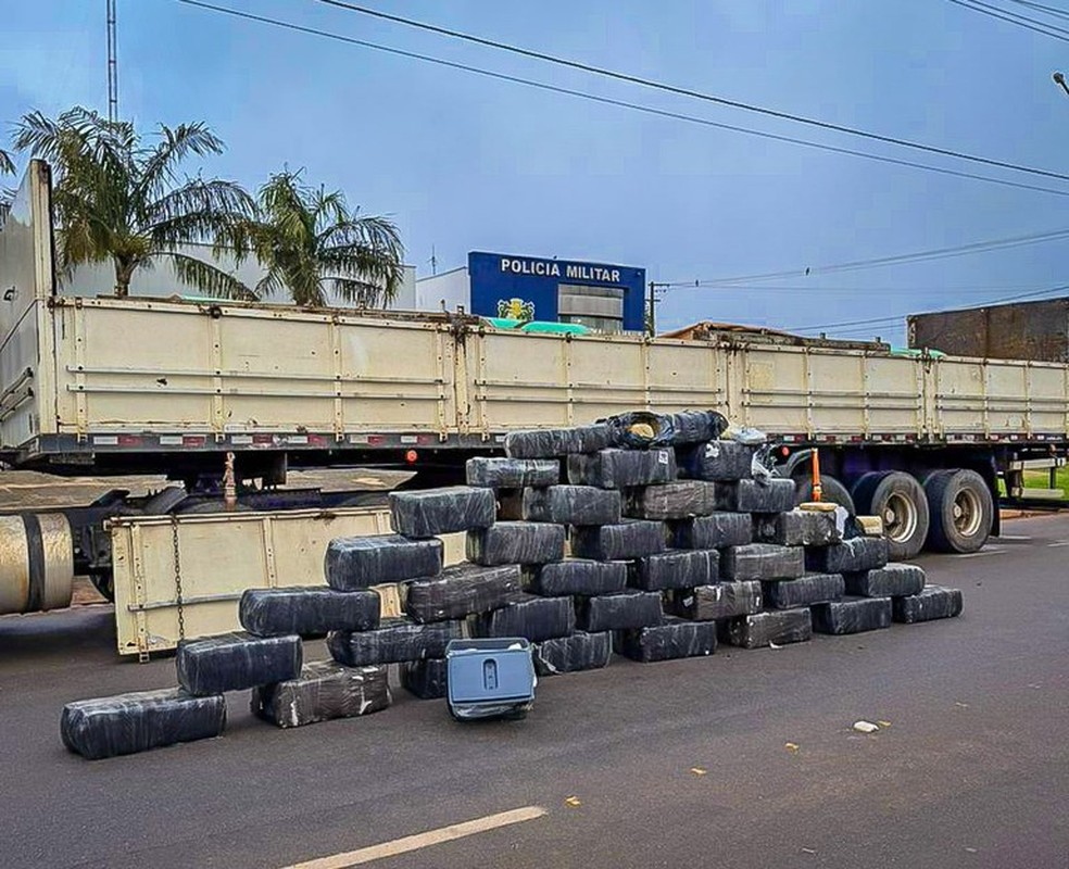 Motorista de caminhão é preso com mais de 800 kg de maconha em Nova Mutum (MT) — Foto: Polícia Rodoviária Federal (PRF)