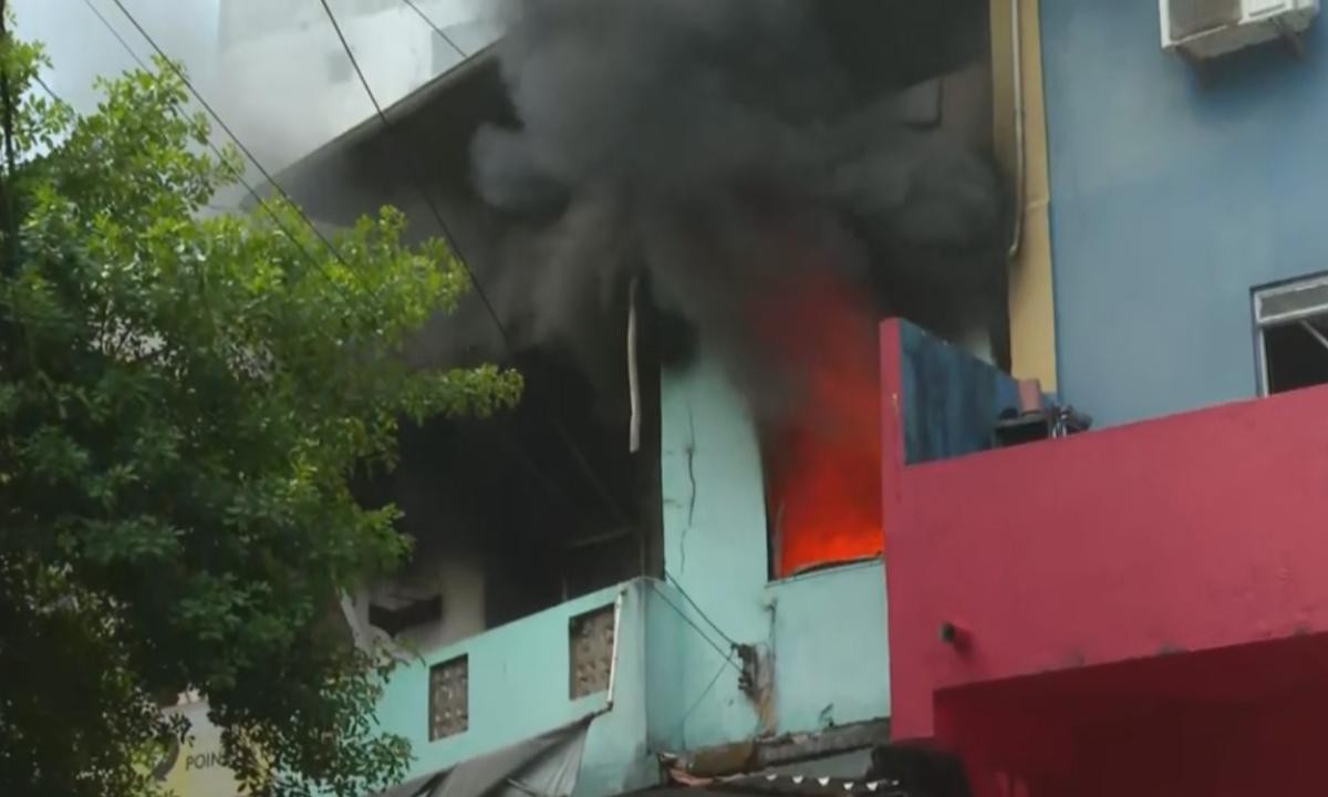 Incêndio de grandes proporções atinge casa em Salvador 