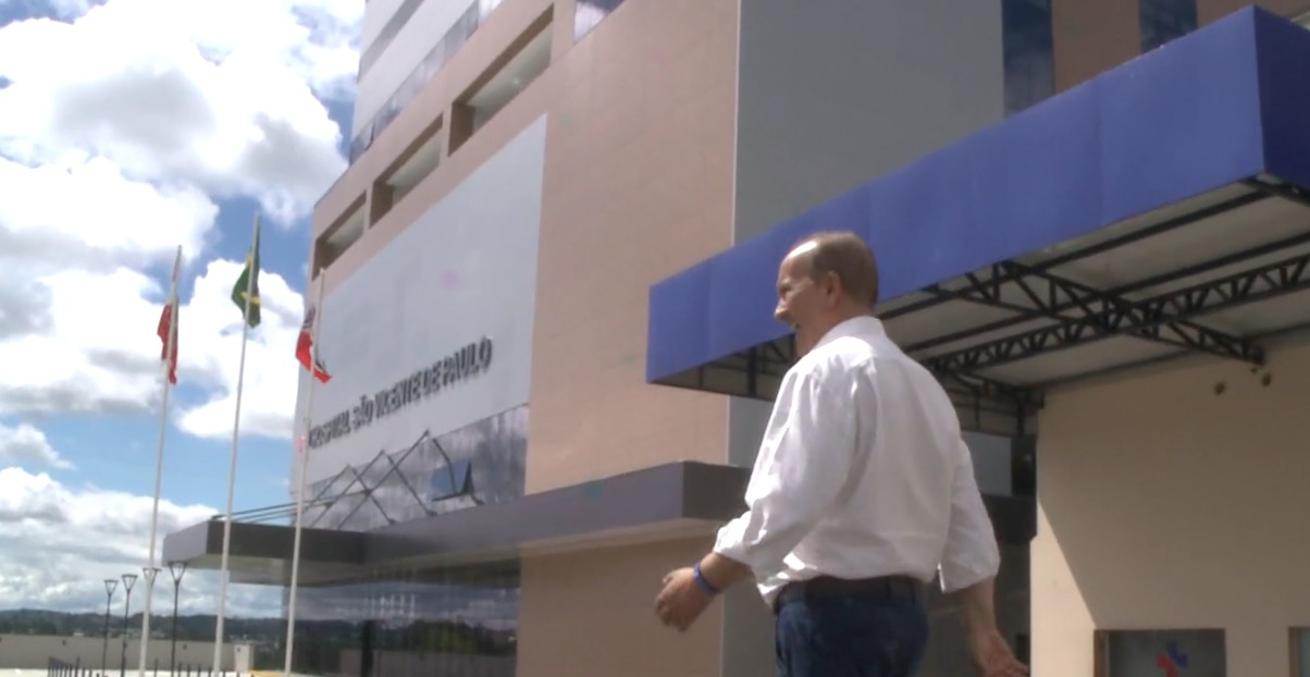 Eleições 2026 em SC: Jorginho Mello visita hospital e conversa com funcionários e apoiadores