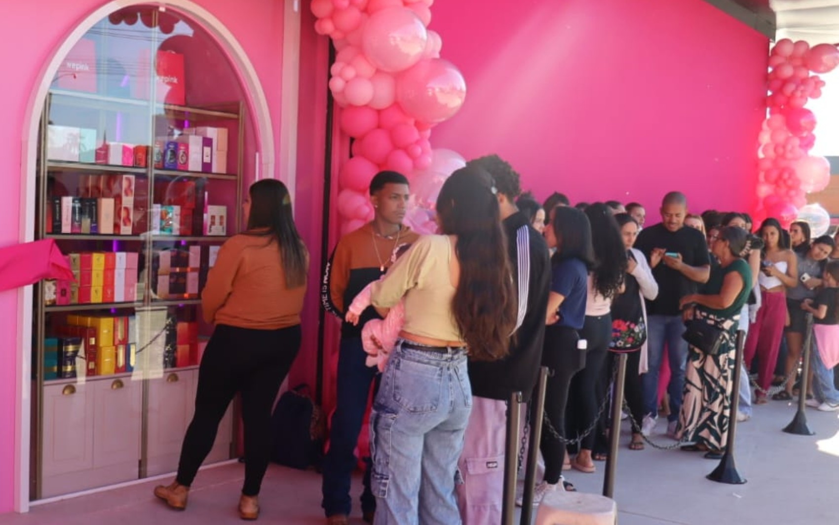 Clientes chegam de madrugada e esperam seis horas em fila gigante para inauguração da loja de Virginia em Goiânia