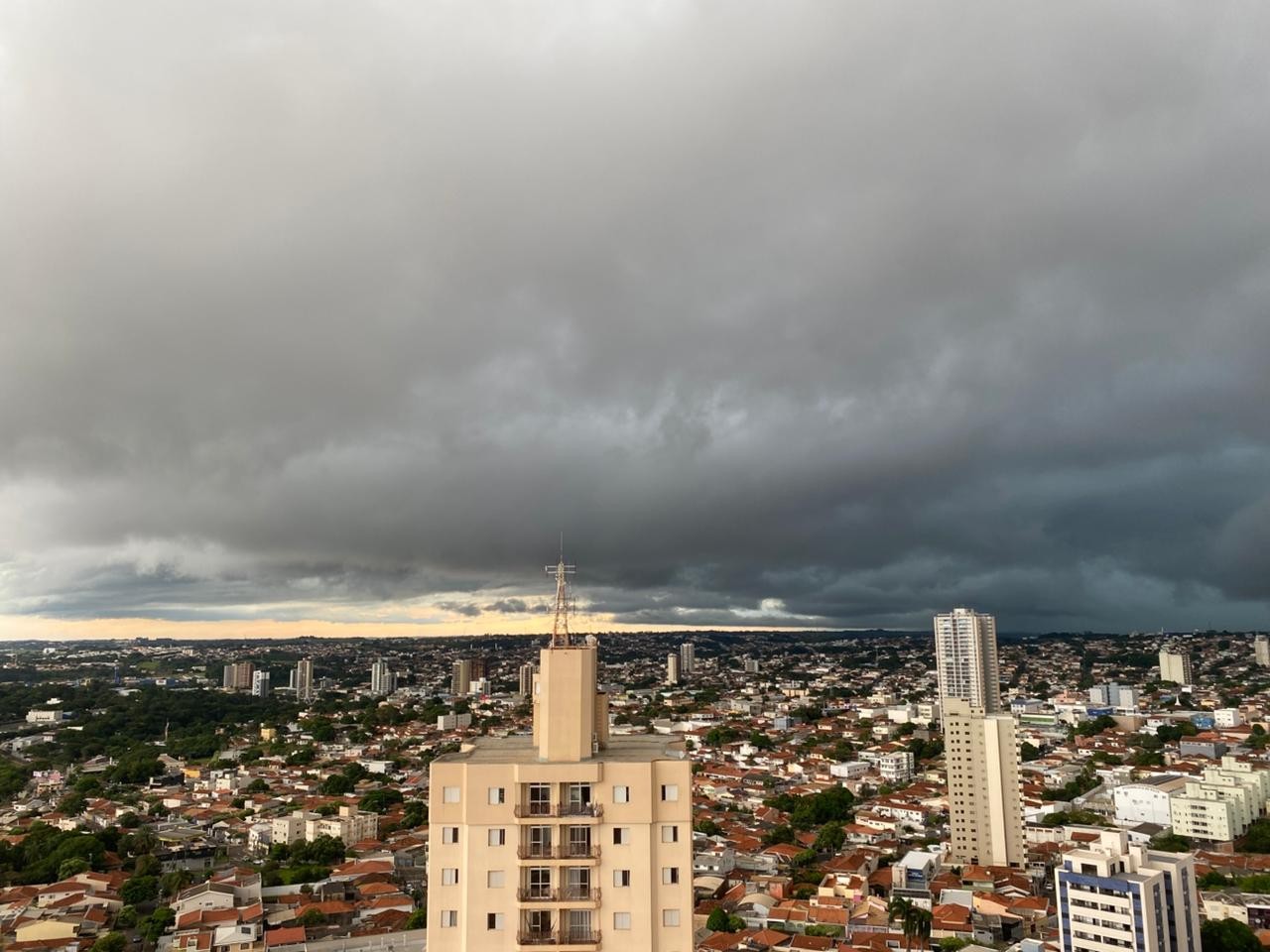 Primeira frente fria do inverno traz chuva, ventos de até 60 km/h e queda brusca de temperatura no interior de SP