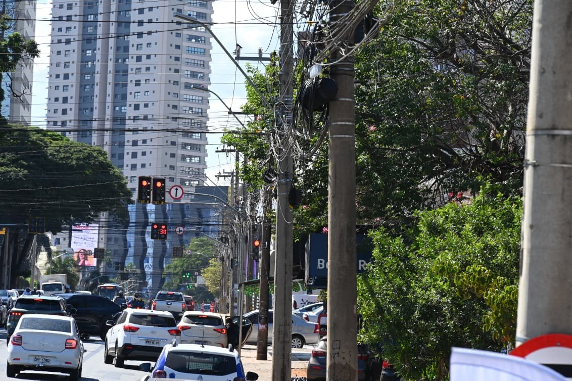 Empresas de telefonia que deixarem fios soltos podem ser multadas em até R$ 40 mil, em Goiânia; veja o que muda com novo decreto 