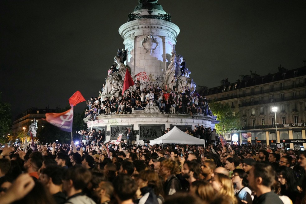 Manifestantes tomam monumento na Place de la Republique em Paris na noite do domingo (30). — Foto: Dimitar Dilkoff/AFP