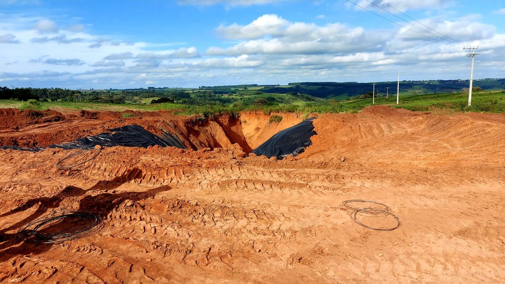 Prefeitura de Lupércio tenta conter avanço de erosão — Foto: Gustavo Luz/TV TEM