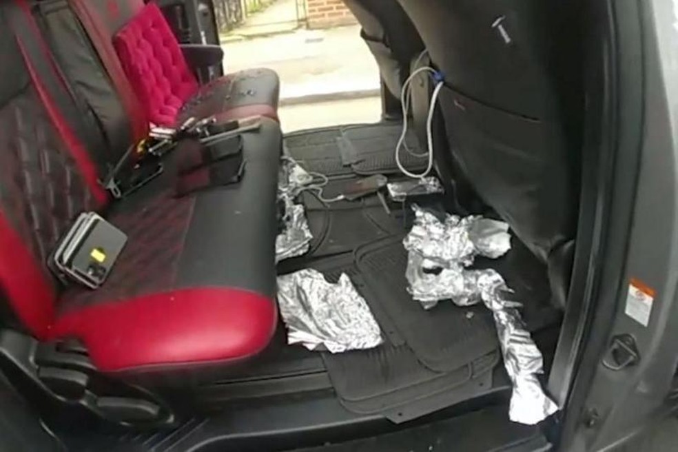 Vários telefones, alguns embrulhados em papel alumínio, foram encontrados no carro após a prisão dos dois cidadãos afegãos. — Foto: BBC