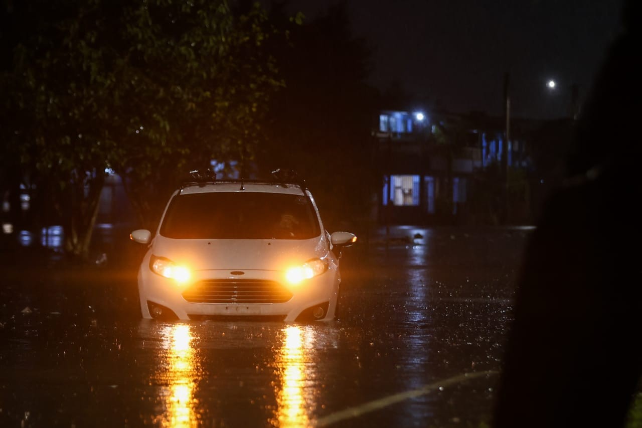 Temporal no RS: Porto Alegre tem alagamentos, impactos em trens e semáforos fora de operação