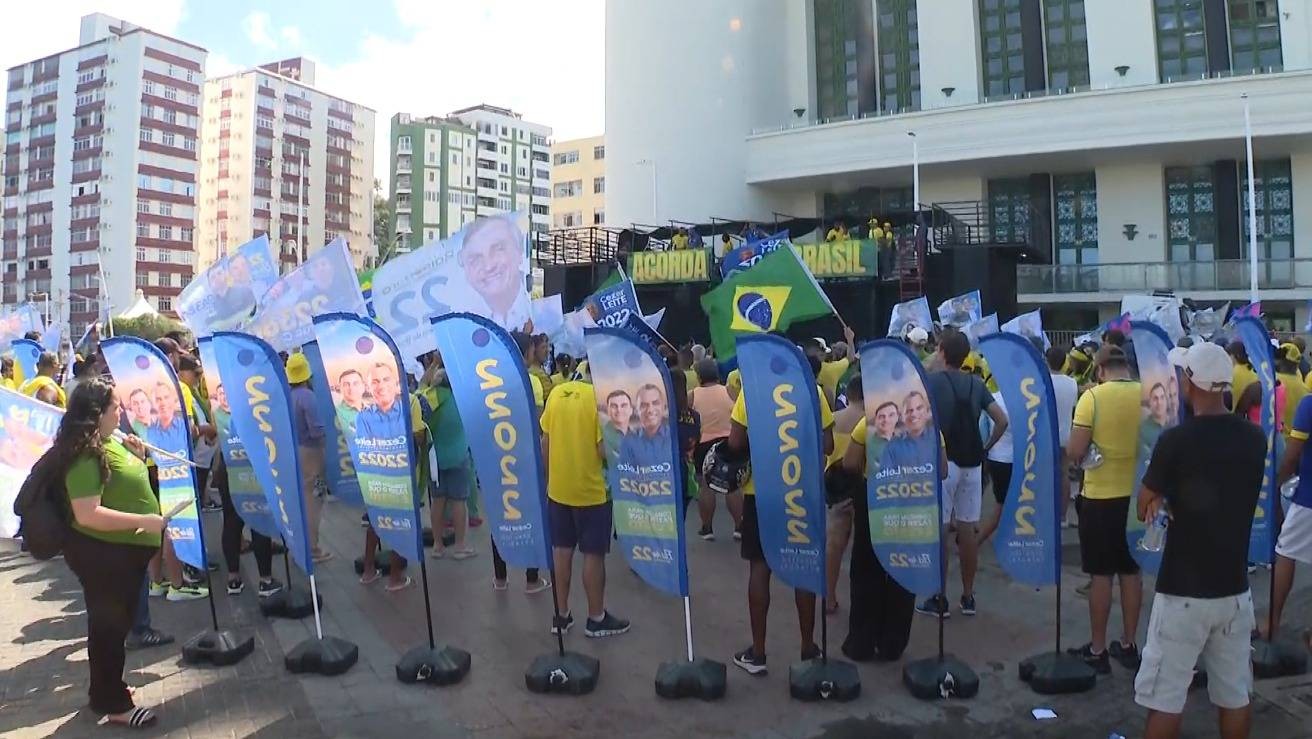 Manifestantes criticam ministro do STF Alexandre de Moraes durante ato no Farol da Barra, em Salvador