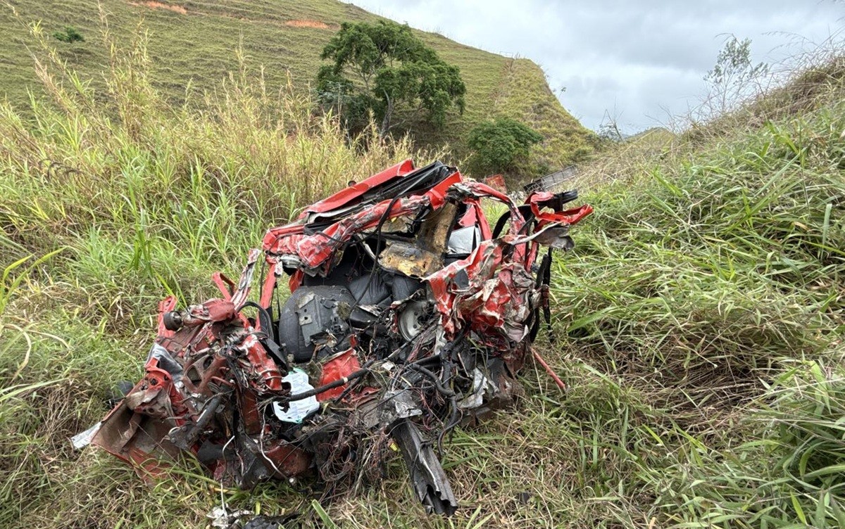 Motorista morre em batida entre carro e carreta na BR-267