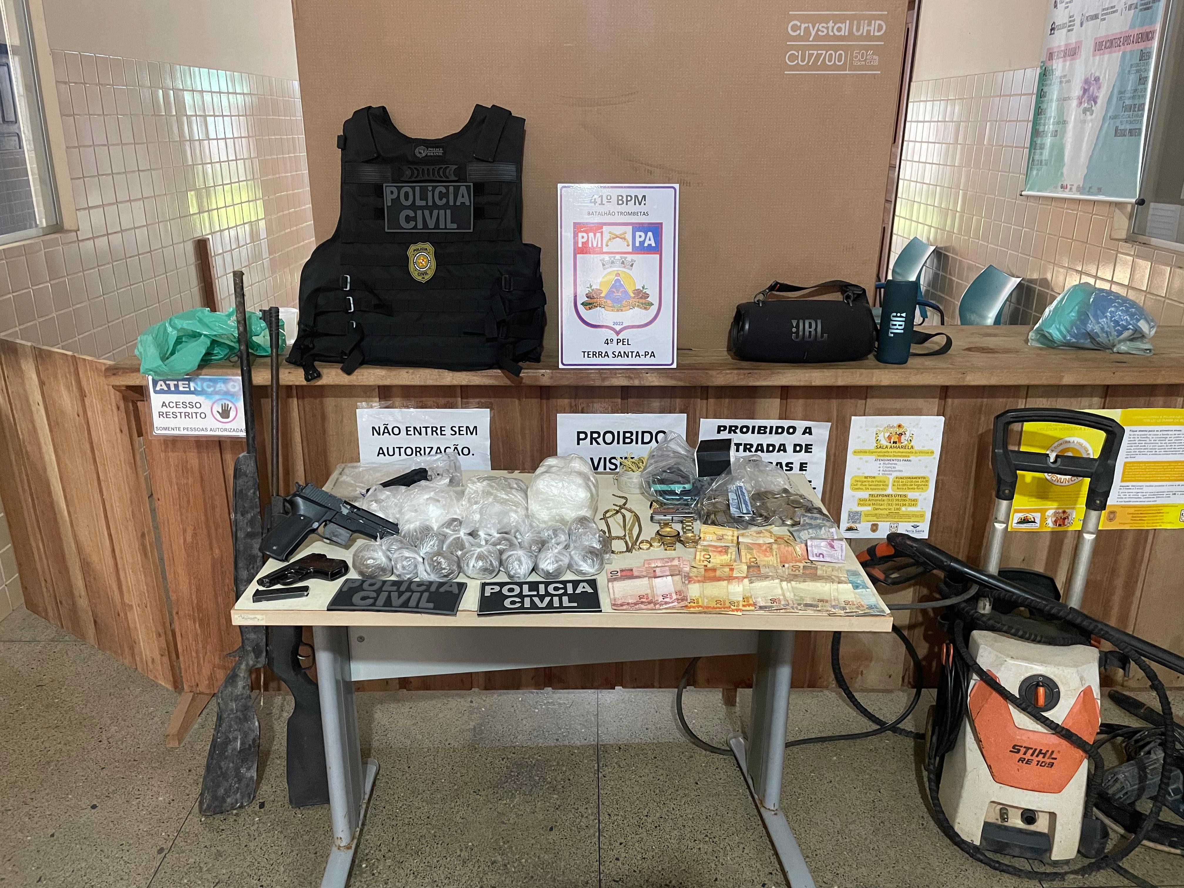 Polícia Civil apreende arma e drogas em operação para desarticular grupo que furtou quase R$ 1 milhão em Terra Santa