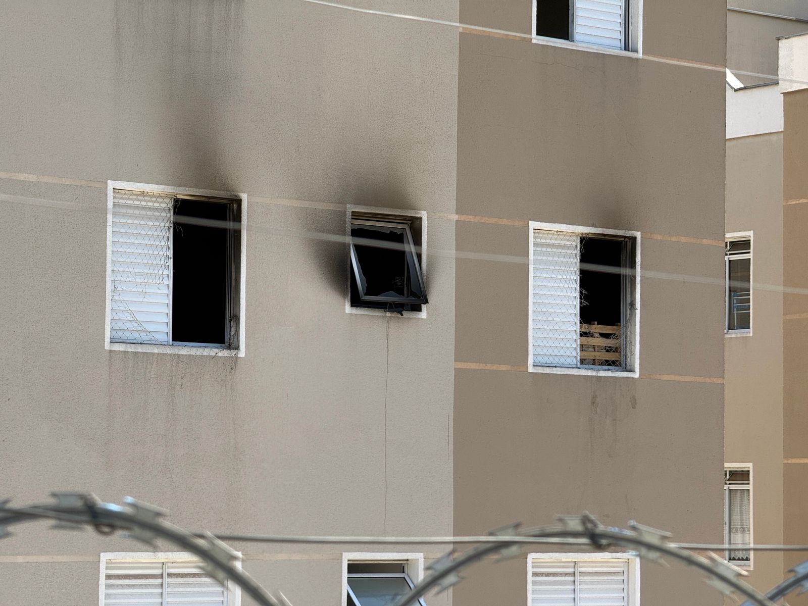 Sete moradores são hospitalizados após incêndio em apartamento em Sorocaba