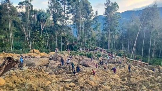 A corrida para resgatar vítimas de deslizamento de terra em Papua-Nova Guiné