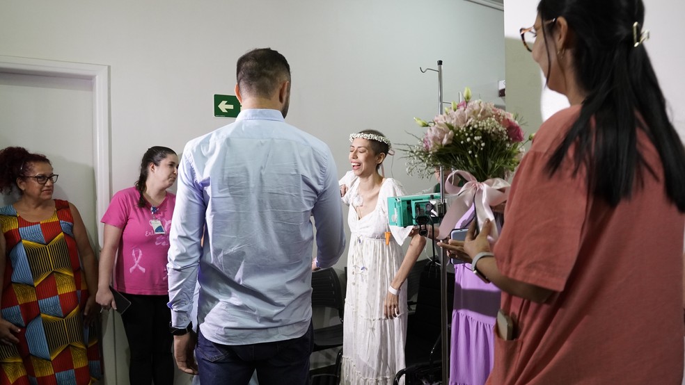 Luana no momento em que foi surpreendia com festa surpresa em hospital do Paraná — Foto: Hospital Bom Jesus/Hoesp