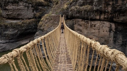 Última ponte suspensa do Império Inca é restaurada anualmente há mais de 500 anos - Feita de cordas vegetais e com quase 4 mil metros de altitude, a estrutura fazia parte da imensa rede de caminhos incas que levam à cidade de Machu Picchu.